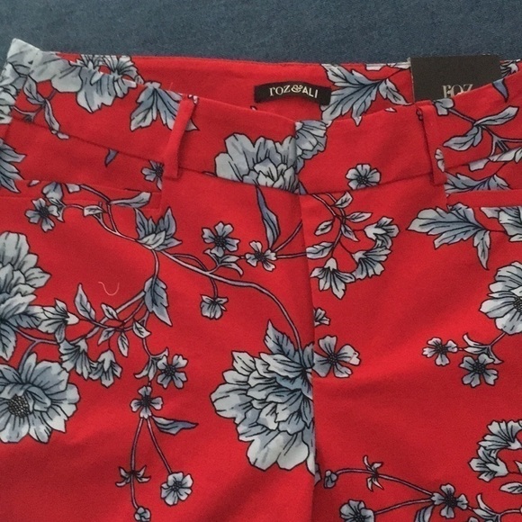 Roz & Ali red print ankle length pants Wide waistband belt loops Front zip 8p
C - Picture 5 of 8